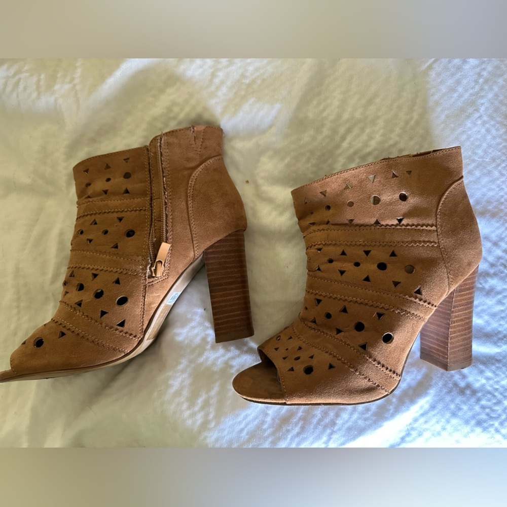 ✨3/$10✨ Torrid Cut Out Peep Toe Heeled Booties